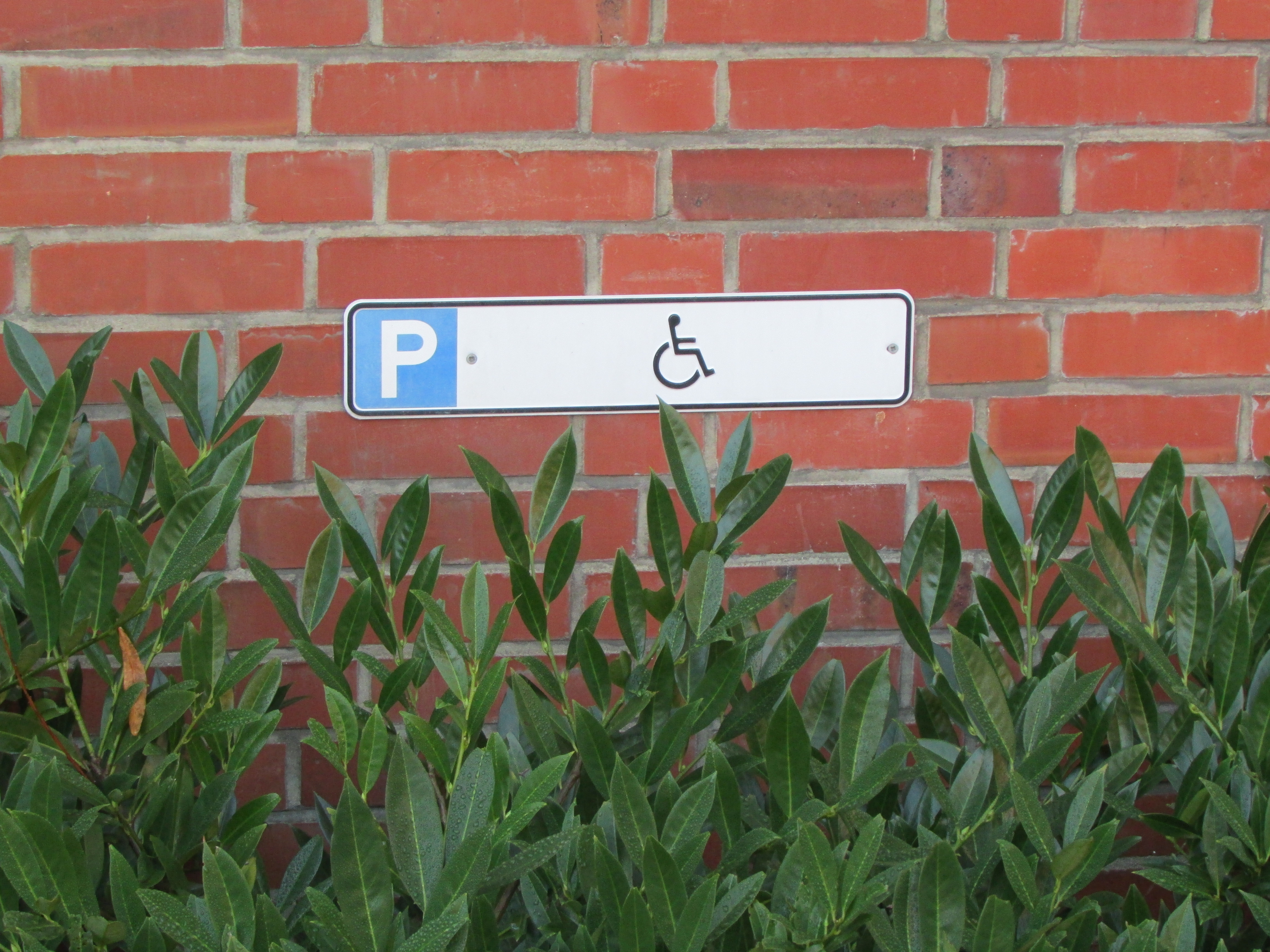 Parkplatz für Menschen mit Behinderung Parkplatz für Menschen mit Behinderung