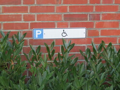 Parkplatz für Menschen mit Behinderung