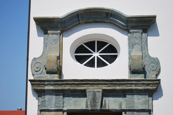 Fenster über dem Eingang Nebengebäude